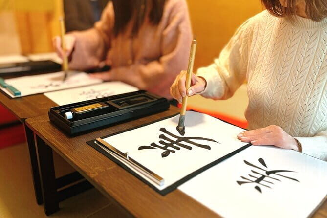 Japanese miniature kimono made with origami in Osaka - A teacher who slows down for your hands