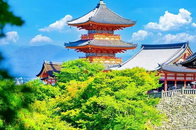 Osaka Castle & Samurai History Walking Tour - Stop 2: Nishinomaru Garden, where the castle turns quiet