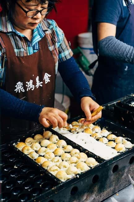 Osaka: Food Tour Kuromon Market & Dotonbori with Guide - Kuromon Market: Where Osaka Street Food Begins