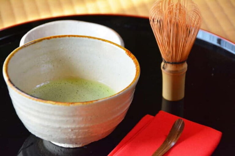 Osaka; Japanese Tea ceremony experience, Macha and Sencha - Welcome in a tatami room and the rules that keep it respectful