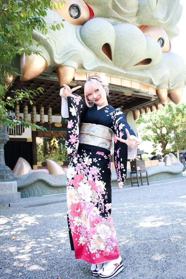 Osaka: Kimono Rental Traditional Experience at WARGO - Inside the WARGO Shop: Choosing Your Kimono + Getting Dressed