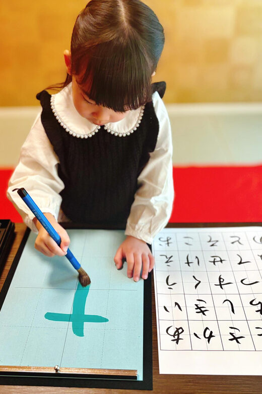 Osaka: Private Japanese Calligraphy Experience - Colored paper choices and the take-home souvenir effect