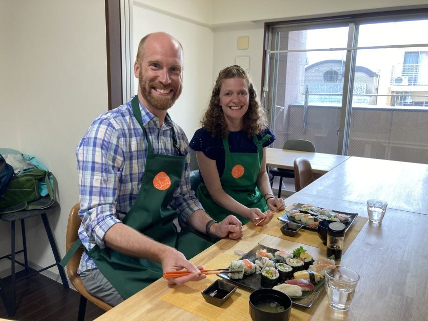 Osaka: Sushi Class in Dotonbori - Salat roll: a healthy sushi start with nori and fresh crunch