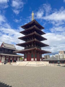 Osaka: Visit the must-see places. - Osaka Castle: starting with power before the neon