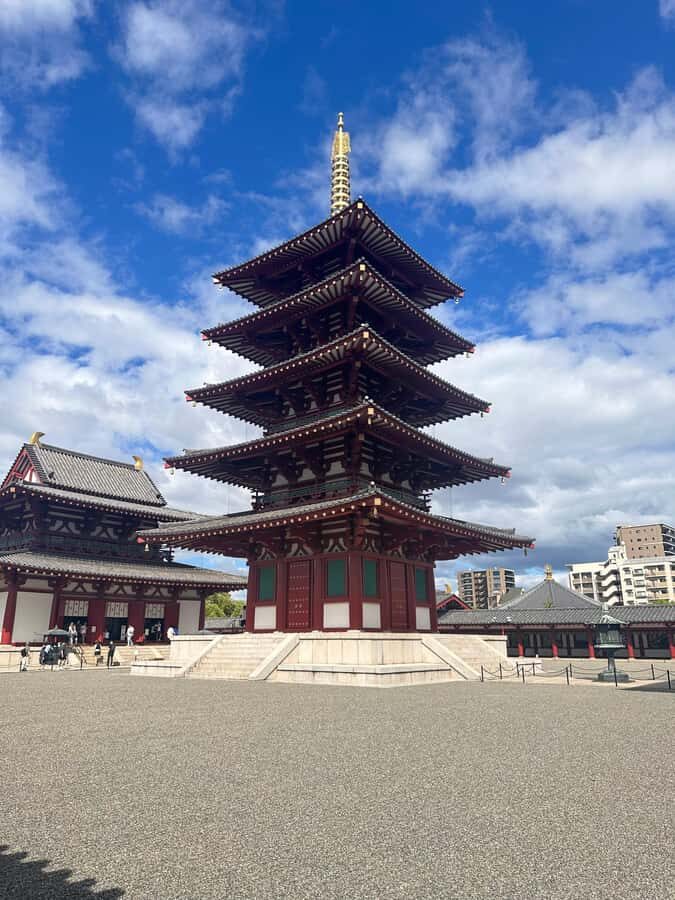 Osaka: Visit the must-see places. - Osaka Castle: starting with power before the neon